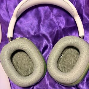 Apple AirPods Max Green – Authentic, Like New, Clean Cushions”